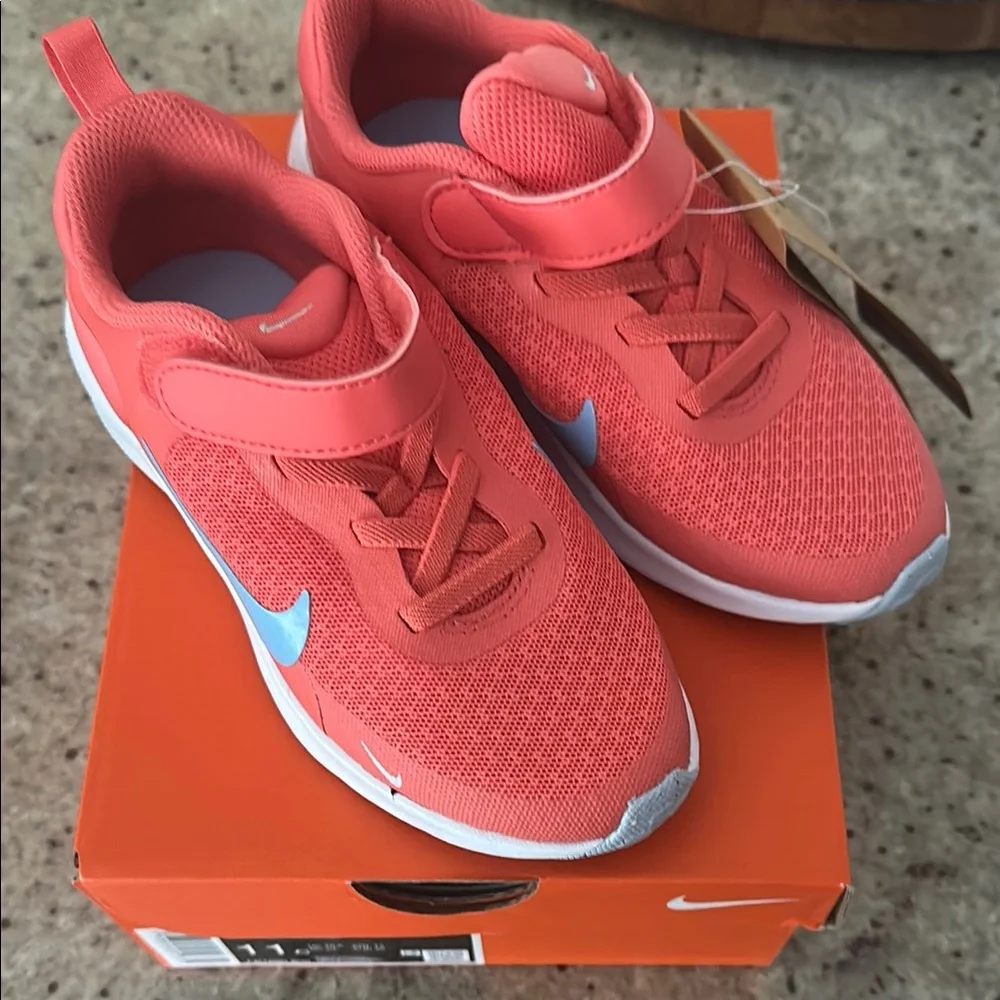 Kids New in box Nike revolution 7 in size 11 c - coral color - Picture 1 of 4